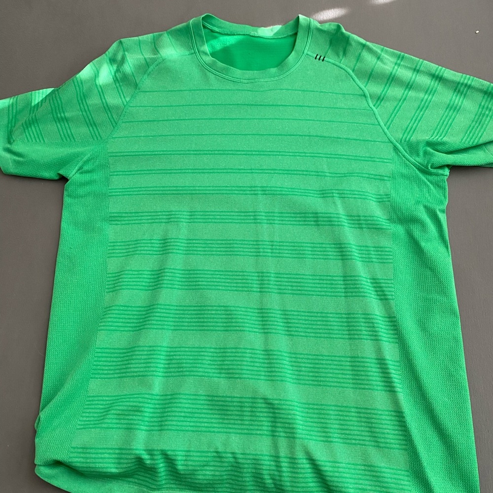 Lululemon metal vent tech size large